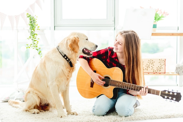 Dziewczyna Gra Na Gitarze Z Pięknym Psem