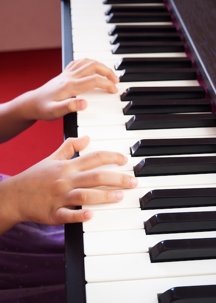 Dziewczyna gra na pianinie. Zbliżenie ręka i palec