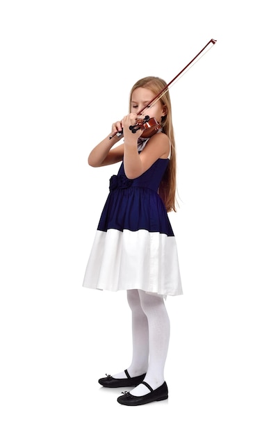 Dziewczyna gra na skrzypcach