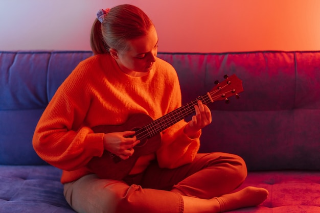 Dziewczyna Gra Na Ukulele W Wielobarwnym świetle