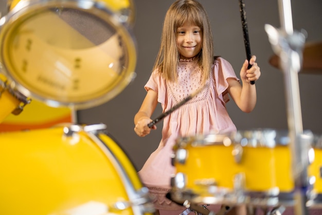 Dziewczyna grająca na prawdziwej perkusji
