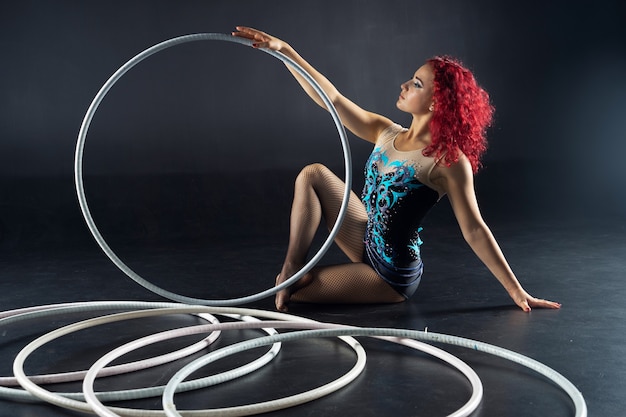 Zdjęcie dziewczyna hula-hoop występuje jako cyrkowiec w kostiumie artystycznym