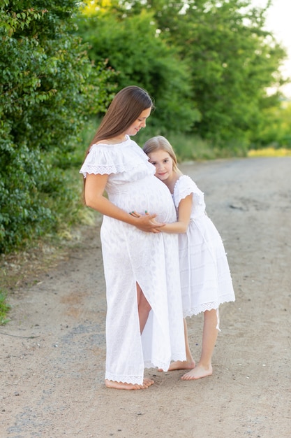 Dziewczyna I Jej Ciężarna Mama Się Przytulają