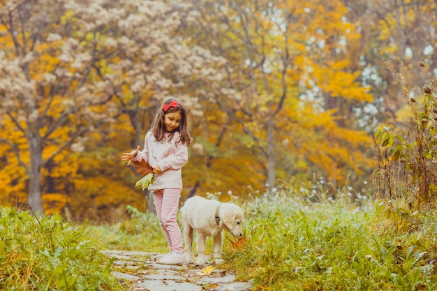 Dziewczyna i jej pies golden retriever