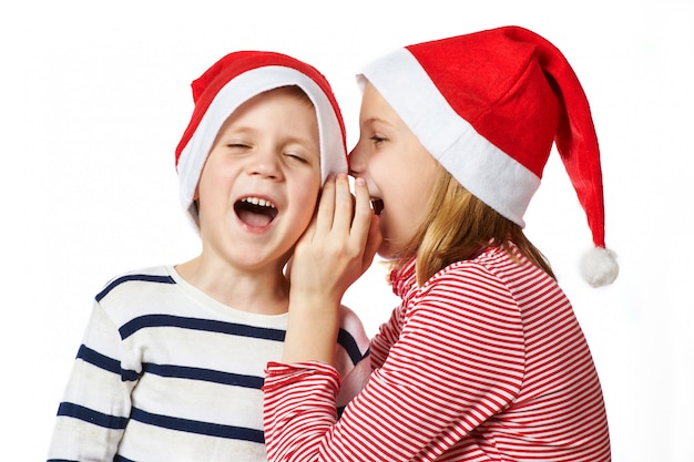 Dziewczyna i mały chłopiec w Santa Claus hat