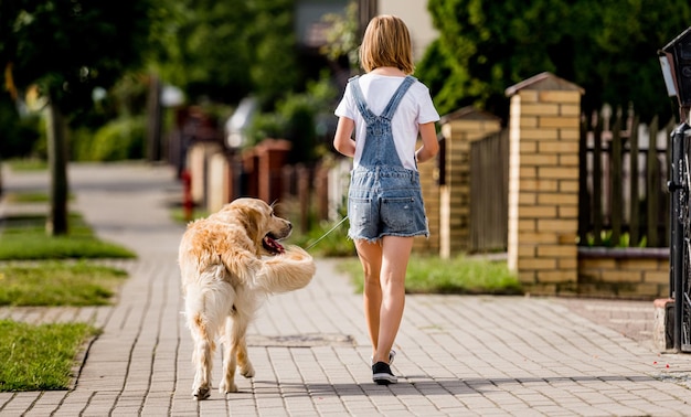 Dziewczyna i pies golden retriever