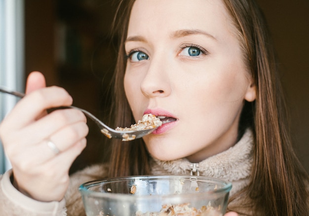 Dziewczyna Je Granola Z Bananem