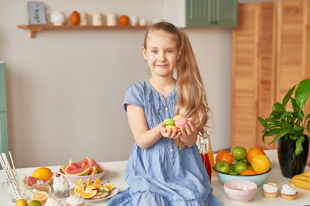 Dziewczyna Je Słodkich Macarons W Kuchni