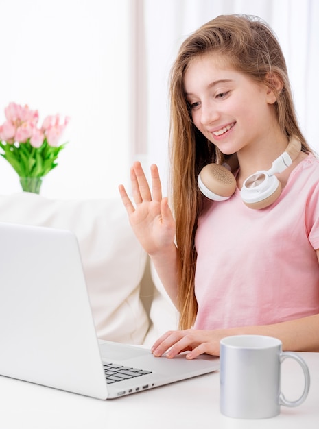 Dziewczyna korzysta z laptopa w czasie wolnym