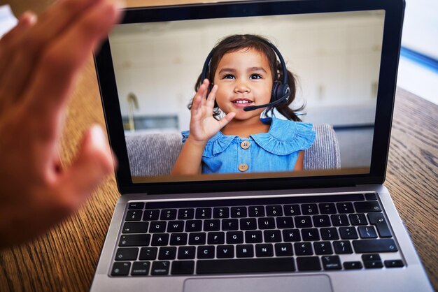 Zdjęcie dziewczyna laptop i edukacja z dzieckiem-studentem podczas rozmowy wideo w celu nauki wzrostu lub rozwoju podczas e-learningu