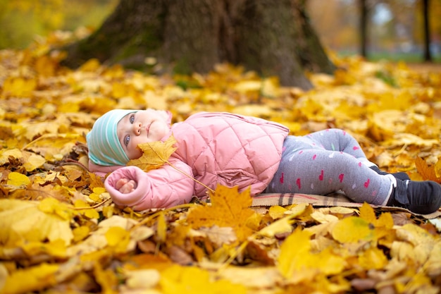 Zdjęcie dziewczyna leżąca na liściach jesienią