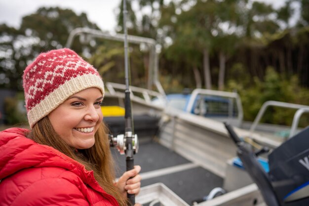 Zdjęcie dziewczyna łowiąca ryby w łodzi latem w australii
