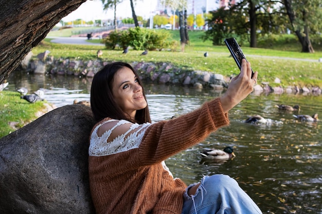 Dziewczyna Na Brzegu Jeziora Robi Selfie