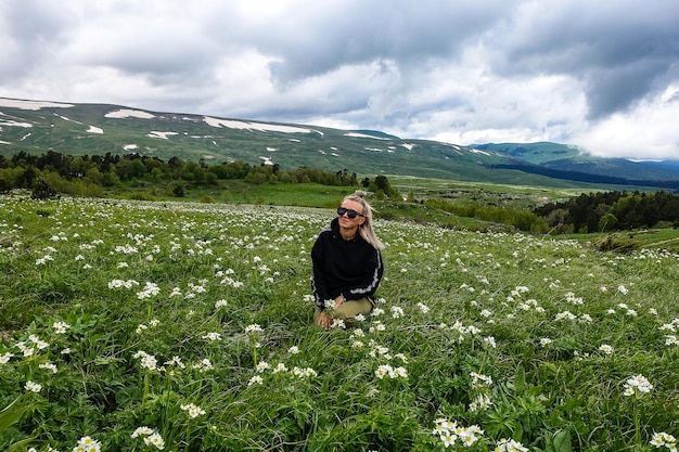 Dziewczyna na kwitnących alpejskich łąkach LagoNaki Adygea Rosja 2021
