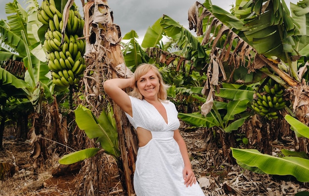 Dziewczyna na plantacji bananów na Mauritiusie Farma bananów na tropikalnej wyspie Dziewczyna w białej sukni na plantacji w Afryce