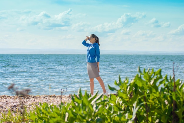 Dziewczyna na plaży. Letni odpoczynek.