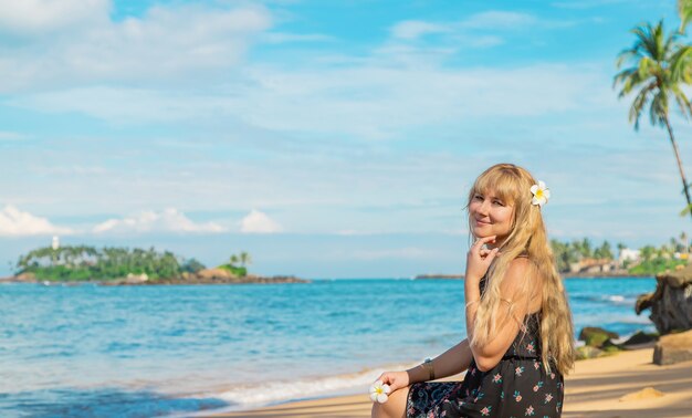 Dziewczyna na plaży nad oceanem.