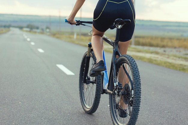 Dziewczyna na rowerze górskim na offroad piękny portret rowerzysty Dziewczyna fitness jeździ na rowerze