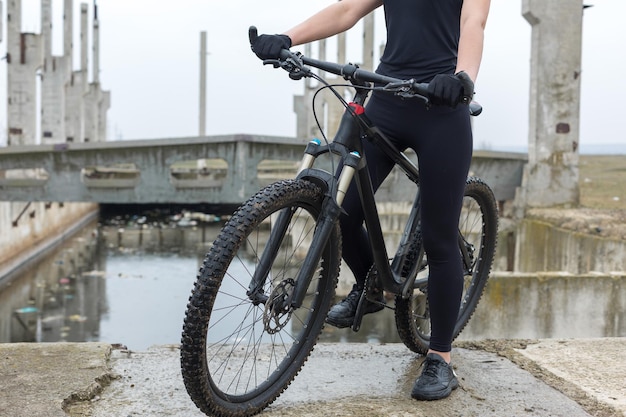 Dziewczyna na rowerze górskim na offroad piękny portret rowerzysty o zachodzie słońca