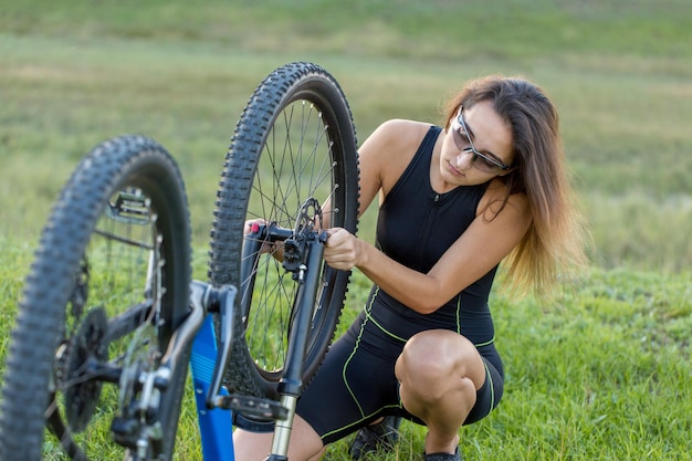 Dziewczyna na rowerze górskim na offroad piękny portret rowerzysty o zachodzie słońca