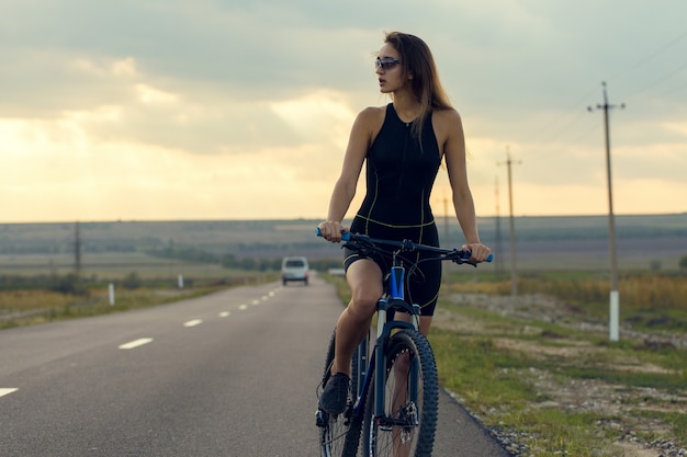 Dziewczyna na rowerze górskim na offroad portret rowerzysty Dziewczynka fitness jeździ na rowerze górskim