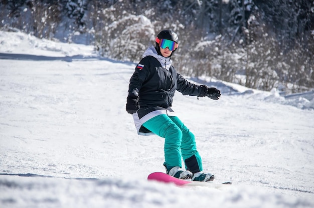 Dziewczyna Na Snowboardzie Zjeżdża Po Zboczu Góry