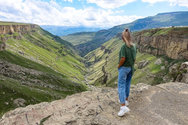 Dziewczyna na tle doliny Chunzach Wodospady Chunzach Dagestan 2021