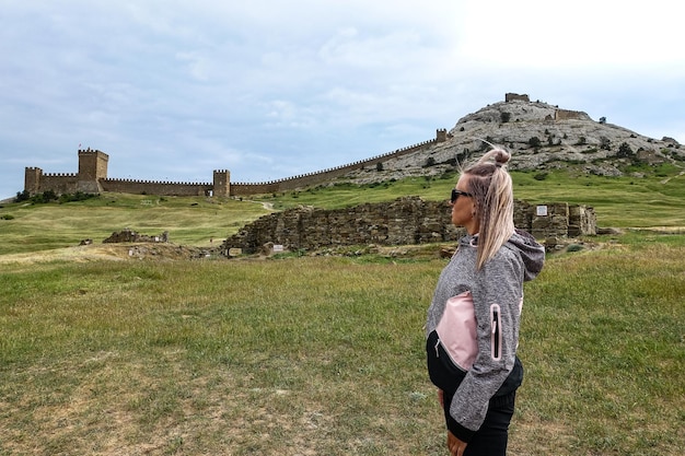 Dziewczyna na tle fortecy i starożytnej genueńskiej fortecy Sudak Crimea