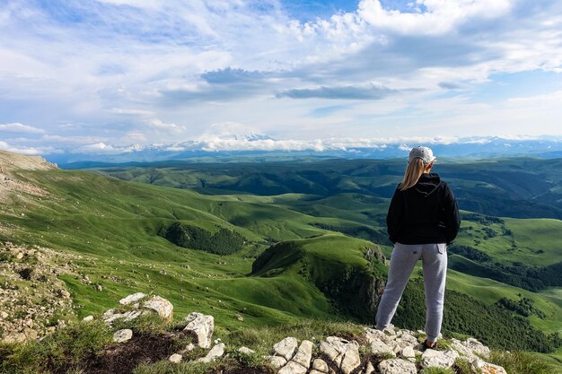 Dziewczyna na tle gór i płaskowyżu Bermamyt w Rosji czerwiec 2021