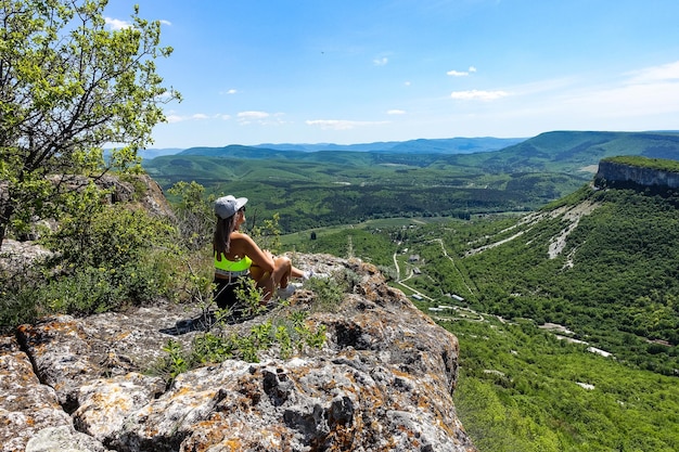 Dziewczyna na tle widoku gór Krymu z jaskiniowego miasta TepeKermen maj 2021 Krym Rosja