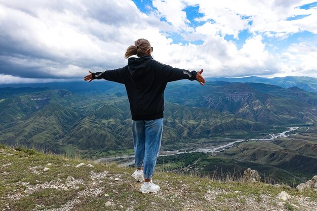 Dziewczyna na tle zapierającego dech w piersiach widoku na góry w Dagestanie Kaukaz Rosja 2021