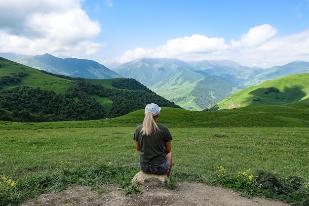 Dziewczyna na tle zielonego krajobrazu przełęczy Aktoprak na Kaukazie Rosja czerwiec 2021