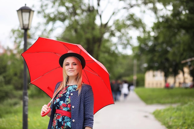 Dziewczyna na ulicy z parasolem na spacer w letni dzień