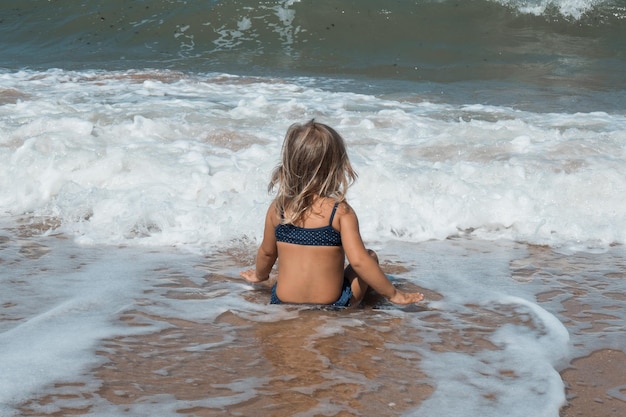 Zdjęcie dziewczyna na wakacjach w morzu koncepcja spa lekcje pływania wakacje uzdatnianie wody