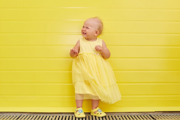 Dziewczyna Na żółtej ścianie W żółtej Sukience. Skopiuj Miejsce