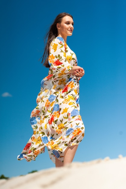 Dziewczyna nad morzem Atrakcyjna młoda kobieta w tunice na plaży