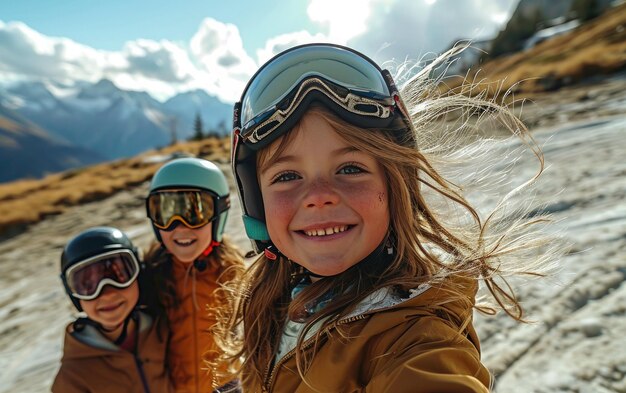 Zdjęcie dziewczyna narciarka z przyjaciółmi z okulary narciarskie i hełm narciarski na śnieżnej górze