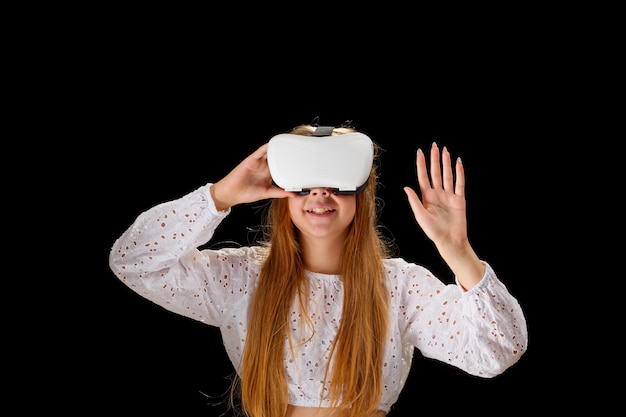 Dziewczyna nastolatka w okularach VR i wchodząca w interakcję z koncepcją technologii rozrywki wirtualnej rzeczywistości