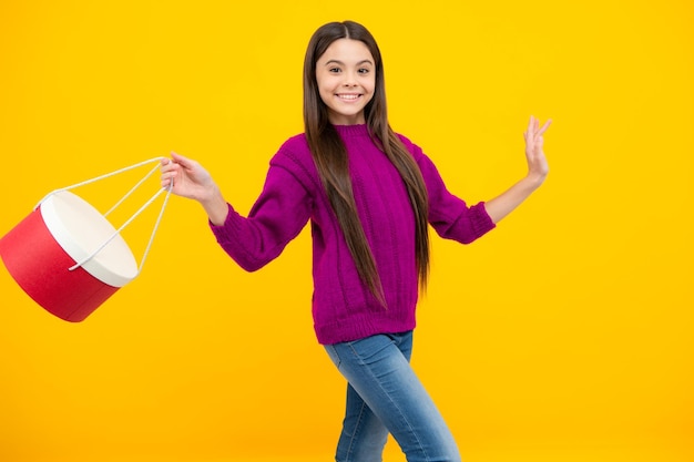 Dziewczyna nastolatka z torby na zakupy samodzielnie na żółtym tle Koncepcja zakupów i sprzedaży