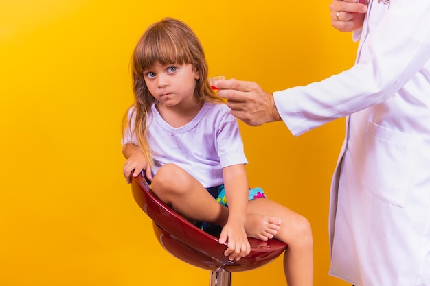 Dziewczyna nie lubi brać lekarstw. Dziecko odmawia przyjęcia leków przepisanych przez pediatrę