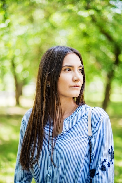 Dziewczyna o azjatyckim wyglądzie w miejskim parku Letni portret młodego Tatara