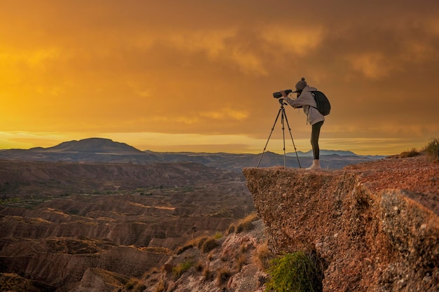 Dziewczyna obserwująca krajobraz Badland na pustyni Geoparku Granada