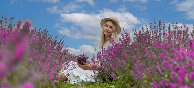 dziewczyna odpoczywa na polu lawendy Selektywna ostrość natury