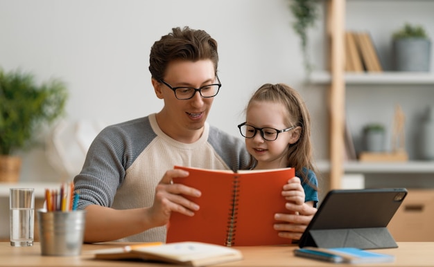 Dziewczyna odrabiająca pracę domową lub edukację online