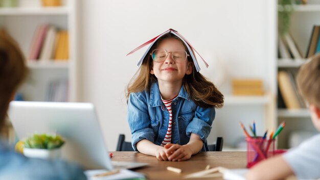 Dziewczyna odrabiająca pracę domową lub edukację online