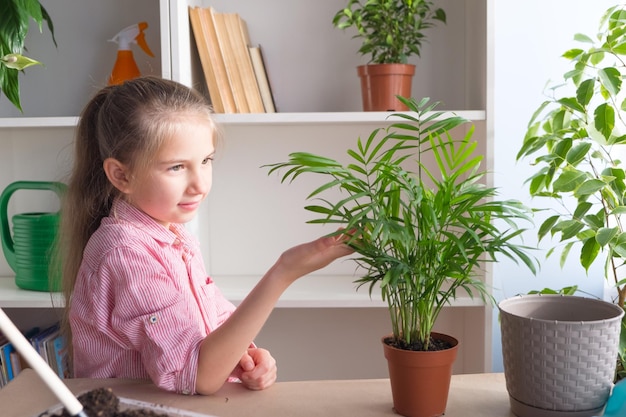 Dziewczyna Opiekuje Się Kwiatami I Podziwia Koncepcję Kwiatowego Ogrodu Przydomowego