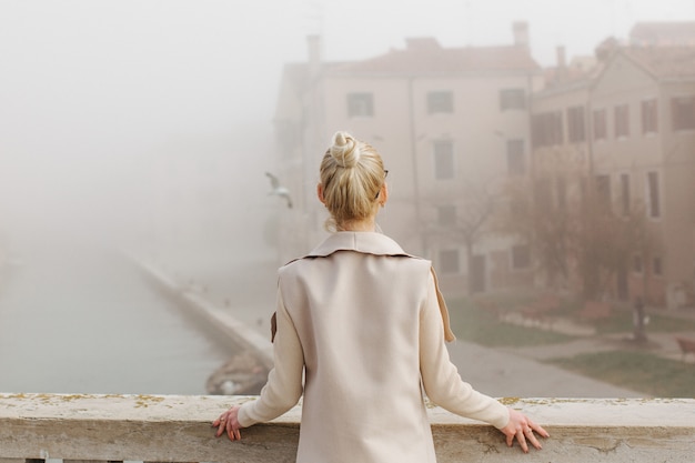 Dziewczyna patrząc w dal rano we mgle