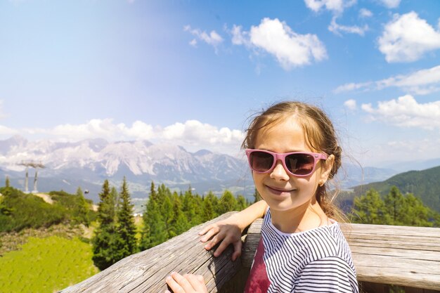 Dziewczyna Piesze Wycieczki W Piękny Letni Dzień W Alpach Austria