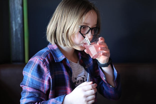 Dziewczyna pije lemoniadę w kawiarni