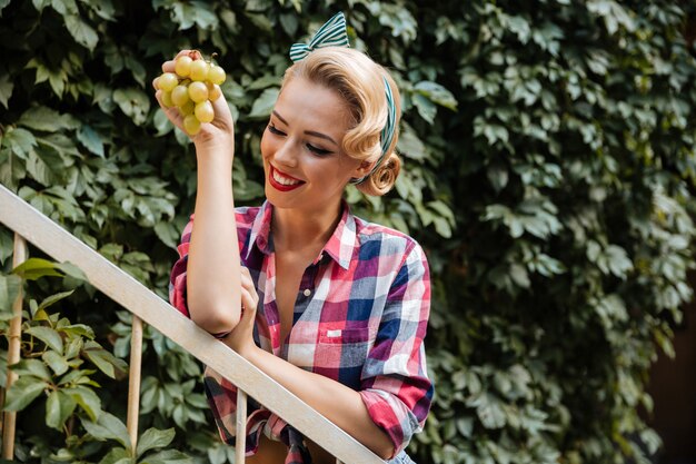 Dziewczyna pin-up pozuje na zewnątrz